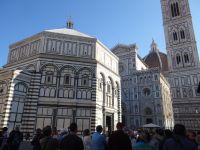 Florenz, Dom Santa Maria del Fiore, durch noch so schmale Gasse leuchtet die weiße Marmorverkleidung.