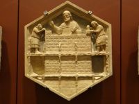 Florenz, Dommuseum, große Detailfreunde in den Darstellungen der Zünfte, die den Campanile zieren. 