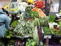 Florenz, verschiedene Gurkensorten werden in der Markthalle angeboten.