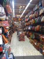 Florenz, jede Menge Lederwaren, Laden an Laden. 