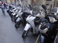 Florenz, die Vespas säumen, in Reih und Glied gestellt, fast jede Straße.
