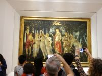 Florenz, Uffizien, der „Frühling“ von Botticelli duftet und strahlt bis in die hinteren Reihen.