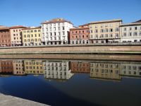 Pisa, im Arno spiegeln sich die das Ufer säumenden Paläste. 