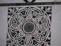 Pisa, der Abakus von Leonardo Fibonacci an der Kirchenfassade von San Nicola.