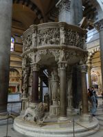 Pisa, die Kanzel von Giovanni Pisano ist ein kostbares Kunstwerk.