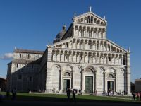 Pisa, die Fassade der Kathedrale ist mit mehrfarbigem Marmor verkleidet. 