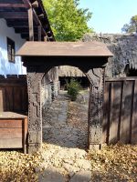 Schön geschnitzte Eingangstore führen in den Bauernhof