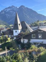 Evangelische Kirche und Pfarrhaus in Hirschegg