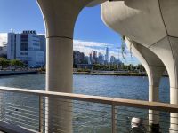 Little Island - One World Trade Center im Hintergrund