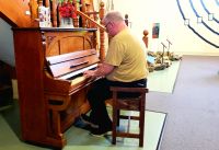 Große Rundreise Neuseeland: Unser Guide Peter findet im Kauri Museum ein Klavier! 