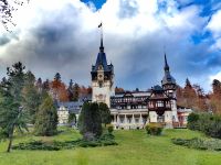 Schloß Peles liegt umgeben von Bergen