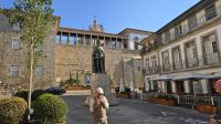 unser Guide Luis vor dem Denkmal König Duartes in Viseu