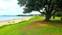 Große Rundreise Neuseeland: Strand in Orewa.