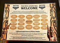 Große Rundreise Neuseeland: Wir lernen einige Maori Begriffe beim Hangi Buffet.