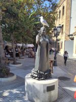 La Perla de Cádiz (Antonia Gilibert Vargas, Flamencosängerin) mit einer Möwe auf dem Kopf