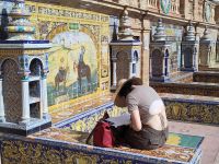 Plaza de España: Eine Künstlerin malt die Darstellung der Provinz Ciudad Real ab, die berühmteste Szene aus dem Quijote