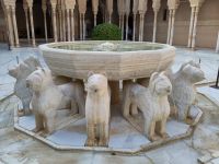 Der Löwenbrunnen ist älter als die Nasridenpaläste (14./15. Jhdt.), er stammt bereits aus dem 11. Jhdt.