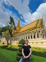 Phnom Penh (Reisebegleiterin Katrin vor dem Königspalast)