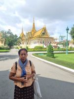 Phnom Penh (Reiseleiterin Frau Phu Samnang vor dem Königspalast)