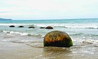 Große Rundreise Neuseeland: Die runden Steine am Strand von Moeraki.