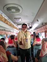 Siem Reap (Verkostung von Klebereis mit Sojabohnen im Bambusrohr - Reiseleiter Vannak)