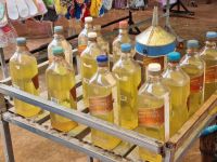 Dorf Phumi Ta Prak (Benzin-Flaschen)