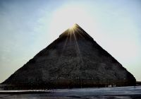 Wir haben die Pyramiden heute mit Erleuchtung