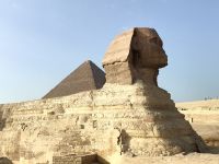 Sphinx mit der Pyramide im Hintergrund