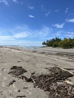 Spaziergang am Strand von Samará