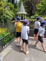 Jungs, die Enten ärgern