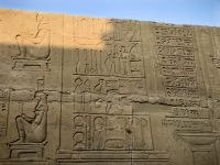 Links im Bild ist eine Darstellung der Geburtshaltung im alten Ägypten