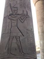 Relief des falkenköpfigen Gottes Haroeris im Doppeltempel von Kom Ombo