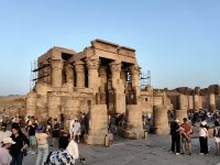 Es ist viel los in Kom Ombo