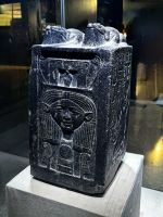 Votivgabe König Amenhotep III. im Krokodilmuseum in Kom Ombo