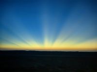 Auf dem Weg nach Abu Simbel geht die Sonne in der Arabischen Wüste auf