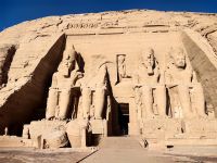 Riesige Ramsesstatuen am Tempel von Abu Simbel