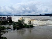 Blick von der Aussichtsplatzform auf die Iguazu-Wasserfälle