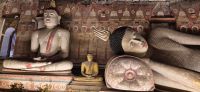31 Buddhastatuen im Felsentempel