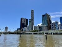 18. Tag: Stadtrundfahrt in Brisbane – Spaziergang durch South Bank – Blick über den Fluss zum CBD