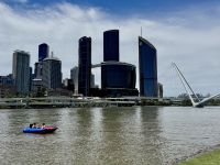 18. Tag: Stadtrundfahrt in Brisbane – Spaziergang durch South Bank – Blick über den Fluss zum Casino