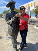 Unser Reiseleiter nähert sich Benny Moré