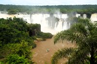 mit dem Schlauchboot in die Iguazu-Fälle hinein