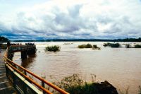 eine Brücke über das rauschende Wasser