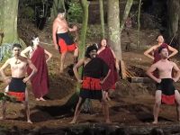 Die Zunge wendet böse Blicke ab