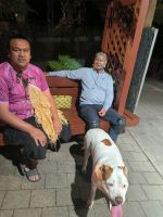 Unser Gastgeber, der Häuptling und ein Hund