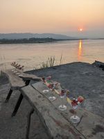 86) Sundowner nach der Bootsfahrt im Chitwan Nationalpark, Nepal