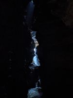 180) Höhlenbesuch mit Blick auf Devis Wasserfall durch Spalte, Pokhara, Nepal