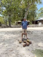 Reiseleiter Cyrill beim traditionellen Öffnen von Kokosnüssen