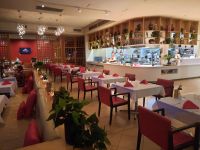 Hotelrestaurant mit offener Küche.