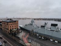 Stockholm. Panorama mit Kriegsschiff